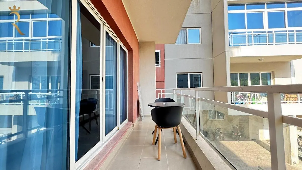 Al Reef Retreat Your 1Br Sofa Beds, Pool And Gym דירה